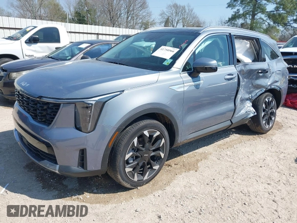 2025 Kia Sorento EX z VIN 5XYRH4JF9SG325771, wystawiony jako IAAI lot #41750566 z przebiegiem 2 834 mil mil oraz . Historia ofert i sprzedaży dostępna na DreamBid. Obrazek 18.