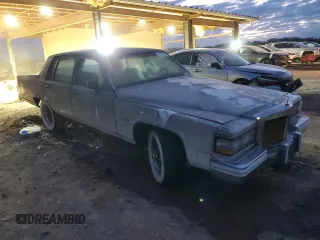 1983 Cadillac Fleetwood z VIN 1G6AB6985D9118799, wystawiony jako Copart lot #45713295 z przebiegiem 5 795 mil mil oraz Czysty tytuł • Clean title. Historia ofert i sprzedaży dostępna na DreamBid. Obrazek 4.
