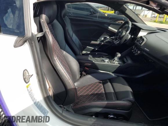 2017 Audi R8 z VIN WUAKBAFX2H7903141, wystawiony jako Copart lot #46552054 z przebiegiem 20 096 mil mil oraz . Historia ofert i sprzedaży dostępna na DreamBid. Obrazek 10.