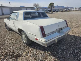 1986 Oldsmobile Cutlass z VIN 1G3GR47A3GR329694, wystawiony jako Copart lot #84965974 z przebiegiem Nie podano mil oraz Czysty tytuł • Clean title. Historia ofert i sprzedaży dostępna na DreamBid. Obrazek 3.