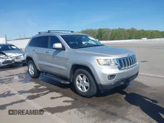 2011 Jeep Grand Cherokee Laredo z VIN 1J4RR4GGXBC571823, wystawiony jako IAAI lot #42093768 z przebiegiem 153 978 mil mil oraz . Historia ofert i sprzedaży dostępna na DreamBid. Obrazek 1.