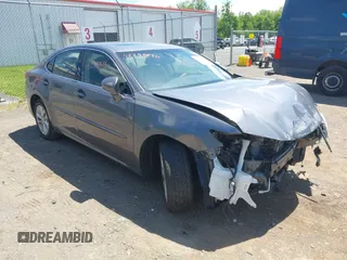 2015 Lexus ES 300h z VIN JTHBW1GG4F2087932, wystawiony jako IAAI lot #42295836 z przebiegiem 116 589 mil mil oraz . Historia ofert i sprzedaży dostępna na DreamBid. Obrazek 1.
