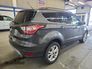 2018 Ford Escape SE z VIN 1FMCU9GD0JUC61682, wystawiony jako Copart lot #59105625 z przebiegiem 85 146 mil mil oraz Czysty tytuł • Clean title. Historia ofert i sprzedaży dostępna na DreamBid. Obrazek 3.