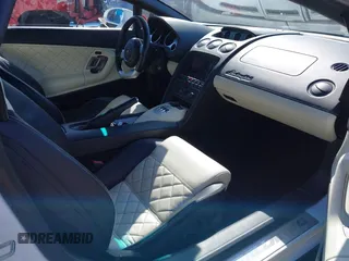 2008 Lamborghini Gallardo z VIN ZHWGU22T18LA07324, wystawiony jako IAAI lot #41835407 z przebiegiem 26 552 mil mil oraz . Historia ofert i sprzedaży dostępna na DreamBid. Obrazek 5.