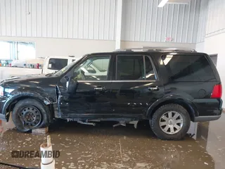 2004 Lincoln Navigator Luxury z VIN 5LMFU28R24LJ32994, wystawiony jako IAAI lot #41264240 z przebiegiem 210 421 mil mil oraz . Historia ofert i sprzedaży dostępna na DreamBid. Obrazek 14.