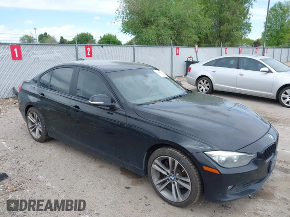 2013 BMW 3 Series 328i xDrive с VIN WBA3B5G51DNS00364, выставлен на аукционе IAAI как лот 42256459 с пробегом 110 970 миль миль и . История ставок и продаж доступна на DreamBid. Изображение 1.