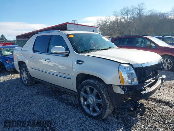 2011 Cadillac Escalade EXT Luxury with VIN 3GYT4MEF3BG221610, listed as a IAAI auction lot 40902182 with 81,580 mi miles. Bid and sale history available at carsss.com. Image 1.