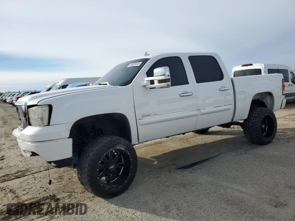 2007 GMC Sierra Denali z VIN 2GTEK638171644352, wystawiony jako Copart lot #44803455 z przebiegiem 202 481 mil mil oraz Szkody całkowita. Historia ofert i sprzedaży dostępna na DreamBid. Obrazek 1.