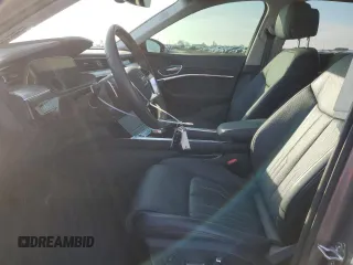 2021 Audi e-tron Prestige z VIN WA1VAAGE7MB017523, wystawiony jako Copart lot #36704493 z przebiegiem 8 204 mil mil oraz . Historia ofert i sprzedaży dostępna na DreamBid. Obrazek 7.