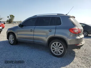 2011 Volkswagen Tiguan S z VIN WVGAV7AX7BW525689, wystawiony jako Copart lot #52762065 z przebiegiem 195 109 mil mil oraz Czysty tytuł • Clean title. Historia ofert i sprzedaży dostępna na DreamBid. Obrazek 2.