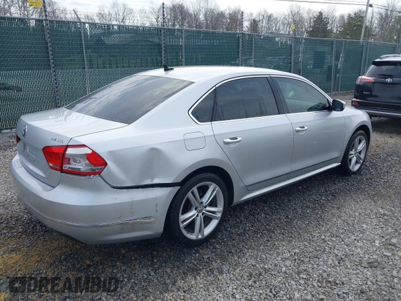 2014 Volkswagen Passat SEL Premium z VIN 1VWCN7A34EC091762, wystawiony jako IAAI lot #41769129 z przebiegiem 106 779 mil mil oraz . Historia ofert i sprzedaży dostępna na DreamBid. Obrazek 4.