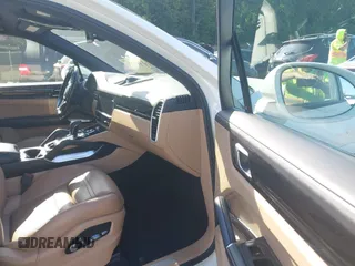 2019 Porsche Cayenne Turbo z VIN WP1AF2AY1KDA80728, wystawiony jako IAAI lot #42262855 z przebiegiem 89 898 mil mil oraz . Historia ofert i sprzedaży dostępna na DreamBid. Obrazek 5.
