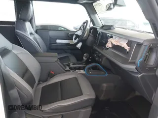 2024 Ford Bronco с VIN 1FMDE1AP4RLB42881, выставлен на аукционе IAAI как лот 42259960 с пробегом 3 797 миль миль и . История ставок и продаж доступна на DreamBid. Изображение 5.