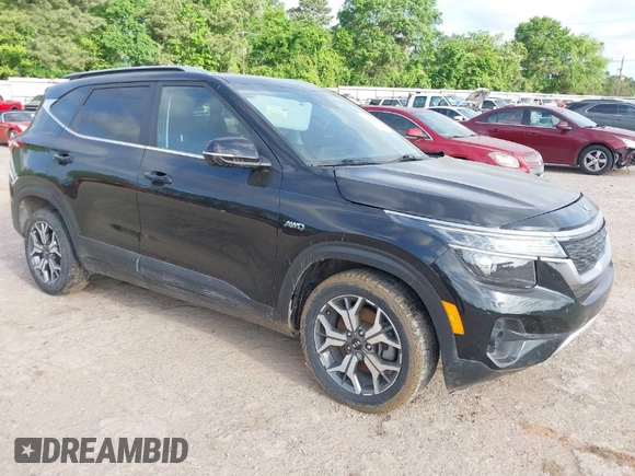 2021 Kia Seltos EX with VIN KNDERCAAXM7228380, listed as a IAAI auction lot 42015912 with 61,612 mi miles. Bid and sale history available at carsss.com. Image 1.