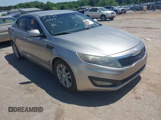 2013 Kia Optima LX z VIN 5XXGM4A74DG216153, wystawiony jako IAAI lot #42304423 z przebiegiem 200 884 mil mil oraz . Historia ofert i sprzedaży dostępna na DreamBid. Obrazek 1.