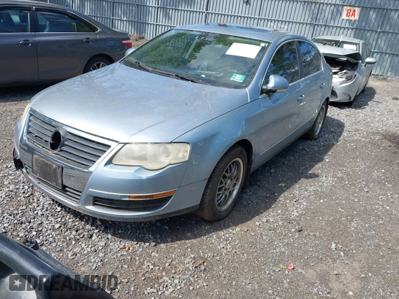 2006 Volkswagen Passat Value Edition z VIN WVWAK73C06P141096, wystawiony jako IAAI lot #42297811 z przebiegiem 84 399 mil mil oraz . Historia ofert i sprzedaży dostępna na DreamBid. Obrazek 2.