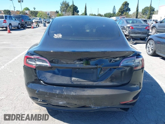 2019 Tesla Model 3 Mid Range z VIN 5YJ3E1EA5KF306816, wystawiony jako IAAI lot #41710916 z przebiegiem 76 222 mil mil oraz . Historia ofert i sprzedaży dostępna na DreamBid. Obrazek 16.