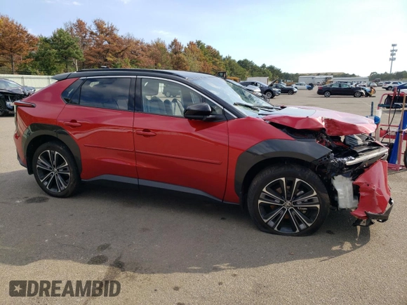 2023 Subaru Solterra Premium z VIN JTMABABA9PA001288, wystawiony jako Copart lot #71237833 z przebiegiem Nie podano mil oraz . Historia ofert i sprzedaży dostępna na DreamBid. Obrazek 4.