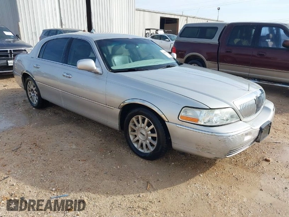 2007 Lincoln Town Car Signature z VIN 1LNHM81W77Y637564, wystawiony jako IAAI lot #42035072 z przebiegiem 121 357 mil mil oraz . Historia ofert i sprzedaży dostępna na DreamBid. Obrazek 1.