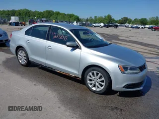 2011 Volkswagen Jetta SE z VIN 3VWDZ7AJ6BM346719, wystawiony jako IAAI lot #42287049 z przebiegiem 179 837 mil mil oraz . Historia ofert i sprzedaży dostępna na DreamBid. Obrazek 1.