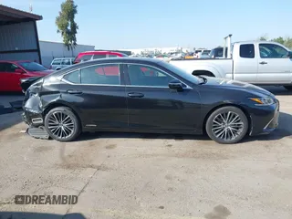 2022 Lexus ES 300h z VIN 58ADA1C18NU013723, wystawiony jako IAAI lot #41642214 z przebiegiem 221 947 mil mil oraz . Historia ofert i sprzedaży dostępna na DreamBid. Obrazek 14.