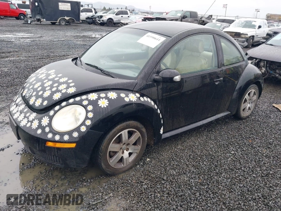 2006 Volkswagen New Beetle Coupe with VIN 3VWPG31C86M406583, listed as a IAAI auction lot 41590611 with 137,964 mi miles. Bid and sale history available at carsss.com. Image 2.