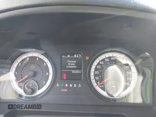 2021 Ram 1500 Tradesman z VIN 3C6RR6KG4MG711610, wystawiony jako IAAI lot #40942505 z przebiegiem 9 949 mil mil oraz . Historia ofert i sprzedaży dostępna na DreamBid. Obrazek 7.