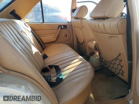 1986 Mercedes-Benz 190 E z VIN WDBDA24D0GF181761, wystawiony jako Copart lot #87775085 z przebiegiem 38 039 mil mil oraz Czysty tytuł • Clean title. Historia ofert i sprzedaży dostępna na DreamBid. Obrazek 10.