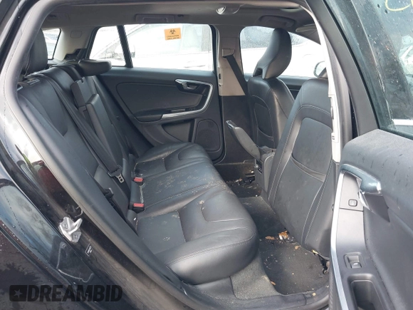 2015 Volvo V60 T5 Drive-E Premier z VIN YV140MEK3F1267715, wystawiony jako IAAI lot #41227560 z przebiegiem 102 244 mil mil oraz . Historia ofert i sprzedaży dostępna na DreamBid. Obrazek 8.