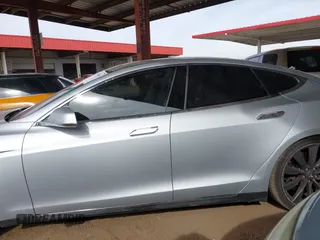2014 Tesla Model S 60 with VIN 5YJSA1H17EFP35351, listed as a IAAI auction lot 41558434 with 151,002 mi miles and . Bid and sale history available at DreamBid. Image 15.