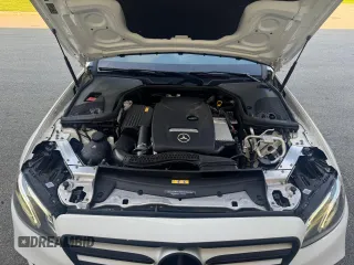 2019 Mercedes-Benz E 300 z VIN WDDZF4KB0KA608079, wystawiony jako Copart lot #59808375 z przebiegiem 60 639 mil mil oraz Czysty tytuł • Clean title. Historia ofert i sprzedaży dostępna na DreamBid. Obrazek 7.