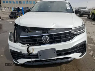 2023 Volkswagen Tiguan SE R-Line Black z VIN 3VV8B7AX8PM091870, wystawiony jako Copart lot #49150015 z przebiegiem 21 440 mil mil oraz Szkoda całkowita • Salvage title. Historia ofert i sprzedaży dostępna na DreamBid. Obrazek 5.