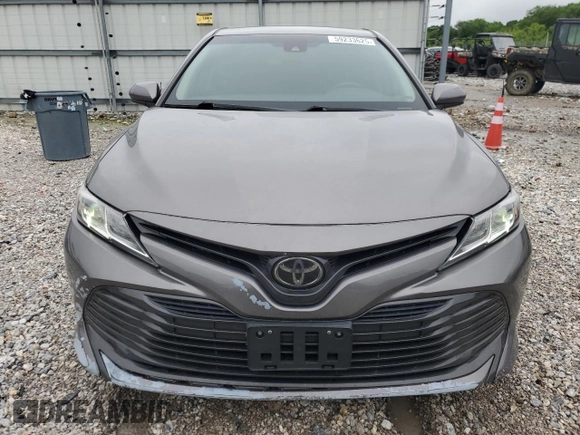 2018 Toyota Camry LE z VIN 4T1B11HK6JU092755, wystawiony jako Copart lot #59233625 z przebiegiem 110 467 mil mil oraz Szkoda całkowita • Salvage title. Historia ofert i sprzedaży dostępna na DreamBid. Obrazek 5.