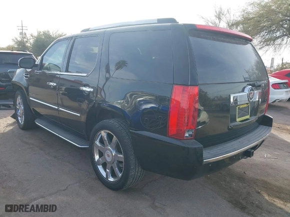 2013 Cadillac Escalade Luxury with VIN 1GYS4BEF2DR139631, listed as a IAAI auction lot 41254302 with 188,575 mi miles. Bid and sale history available at carsss.com. Image 3.