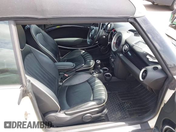 2011 MINI Convertible S z VIN WMWZP3C54BTX84385, wystawiony jako IAAI lot #42388603 z przebiegiem 103 336 mil mil oraz . Historia ofert i sprzedaży dostępna na DreamBid. Obrazek 5.