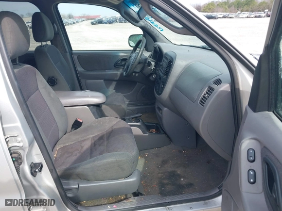 2002 Ford Escape XLT Choice with VIN 1FMYU03162KA14399, listed as a IAAI auction lot 41493956 with 265,123 mi miles. Bid and sale history available at carsss.com. Image 5.