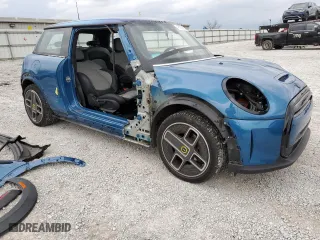 2022 MINI Hardtop 2 Door Cooper SE with VIN WMW13DJ04N2P69787, listed as a Copart auction lot 48729804 with 20,617 mi miles and Salvage Title. Bid and sale history available at carsss.com. Image 4.