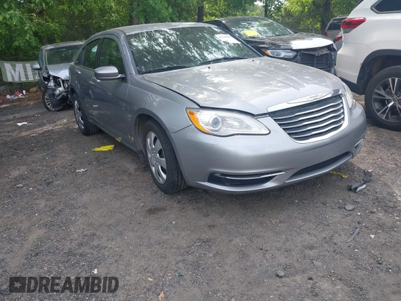 2014 Chrysler 200 LX z VIN 1C3CCBAB6EN211217, wystawiony jako IAAI lot #42169450 z przebiegiem 97 948 mil mil oraz . Historia ofert i sprzedaży dostępna na DreamBid. Obrazek 1.