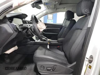 2024 Audi Q8 e-tron Premium Plus z VIN WA15AAGE9RB025792, wystawiony jako Copart lot #74004454 z przebiegiem 9 852 mil mil oraz Szkoda całkowita • Salvage title. Historia ofert i sprzedaży dostępna na DreamBid. Obrazek 7.