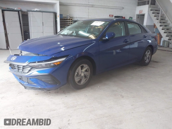 2024 Hyundai Elantra SE z VIN KMHLL4DG9RU681389, wystawiony jako IAAI lot #42017186 z przebiegiem 13 762 mil mil oraz . Historia ofert i sprzedaży dostępna na DreamBid. Obrazek 2.