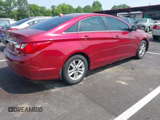 2013 Hyundai Sonata GLS z VIN 5NPEB4AC7DH798019, wystawiony jako IAAI lot #42456870 z przebiegiem 88 583 mil mil oraz . Historia ofert i sprzedaży dostępna na DreamBid. Obrazek 4.