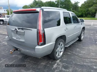 2010 Cadillac Escalade Luxury z VIN 1GYUKBEF9AR257170, wystawiony jako IAAI lot #42345631 z przebiegiem 206 653 mil mil oraz . Historia ofert i sprzedaży dostępna na DreamBid. Obrazek 4.