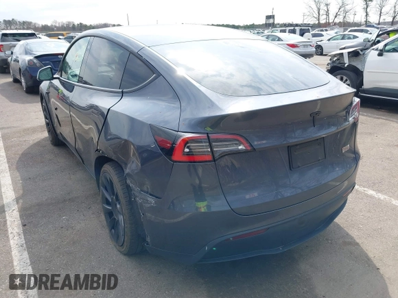 2021 Tesla Model Y Standard Range z VIN 5YJYGDED2MF118205, wystawiony jako IAAI lot #41785040 z przebiegiem 63 628 mil mil oraz . Historia ofert i sprzedaży dostępna na DreamBid. Obrazek 3.