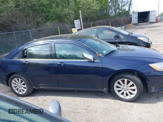 2014 Chrysler 200 Limited z VIN 1C3CCBCG2EN192433, wystawiony jako IAAI lot #42211314 z przebiegiem 158 668 mil mil oraz . Historia ofert i sprzedaży dostępna na DreamBid. Obrazek 14.