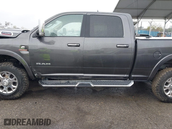 2022 Ram 2500 Laramie z VIN 3C6UR5FL2NG243857, wystawiony jako IAAI lot #41736144 z przebiegiem 58 474 mil mil oraz . Historia ofert i sprzedaży dostępna na DreamBid. Obrazek 14.