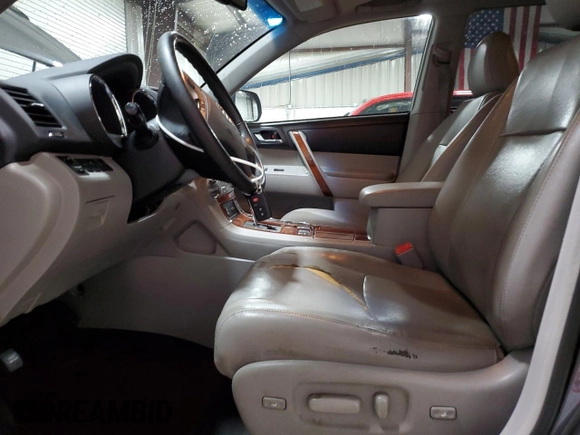 2013 Toyota Highlander Limited z VIN 5TDDK3EH4DS189685, wystawiony jako Copart lot #57665715 z przebiegiem 147 929 mil mil oraz Czysty tytuł • Clean title. Historia ofert i sprzedaży dostępna na DreamBid. Obrazek 7.