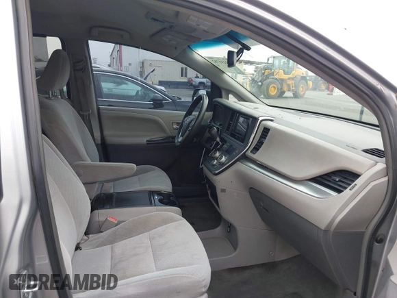 2015 Toyota Sienna LE AAS z VIN 5TDKK3DC3FS552378, wystawiony jako IAAI lot #42451782 z przebiegiem 257 916 mil mil oraz . Historia ofert i sprzedaży dostępna na DreamBid. Obrazek 5.
