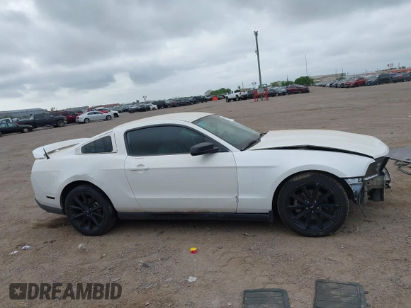 2012 Ford Mustang Premium z VIN 1ZVBP8AM6C5211096, wystawiony jako IAAI lot #41871346 z przebiegiem 236 649 mil mil oraz . Historia ofert i sprzedaży dostępna na DreamBid. Obrazek 14.