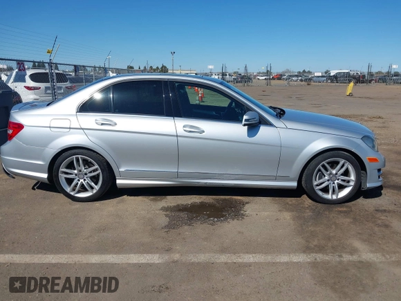 2013 Mercedes-Benz C 250 Sport z VIN WDDGF4HB9DA873732, wystawiony jako IAAI lot #41755981 z przebiegiem 82 181 mil mil oraz . Historia ofert i sprzedaży dostępna na DreamBid. Obrazek 13.