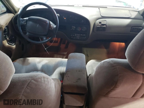 1998 Pontiac Bonneville SE z VIN 1G2HX52K6WH213866, wystawiony jako Copart lot #58358105 z przebiegiem 180 993 mil mil oraz Szkoda całkowita • Salvage title. Historia ofert i sprzedaży dostępna na DreamBid. Obrazek 8.